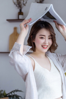 女生把腿卡住舍友使劲拉床架