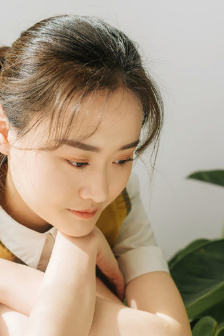 美女解开胸衣露出奶头的视频